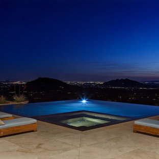 フェニックスの巨大なオーダーメイドコンテンポラリースタイルのおしゃれなプール (天然石敷き) の写真