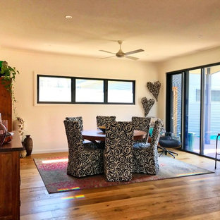 セントラルコーストの広いモダンスタイルのLDKの画像 (白い壁、無垢フローリング、茶色い床)