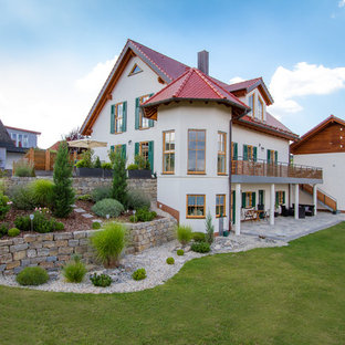 Zweistöckiges, Weißes, Großes Country Einfamilienhaus mit Putzfassade, Satteldach und Ziegeldach in Sonstige