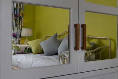 Imagen de dormitorio principal bohemio con paredes amarillas y moqueta