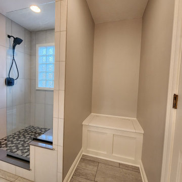 Master Bath (tub gotta go!)