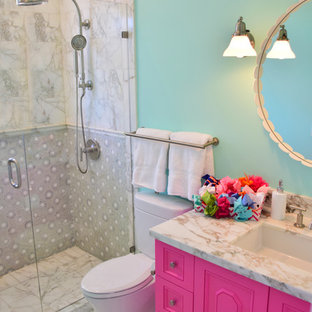 Idee per una stanza da bagno con doccia moderna con lavabo sottopiano, ante in stile shaker, ante rosse, top in marmo, doccia aperta, WC monopezzo, piastrelle bianche, piastrelle in pietra, pareti blu e pavimento in marmo