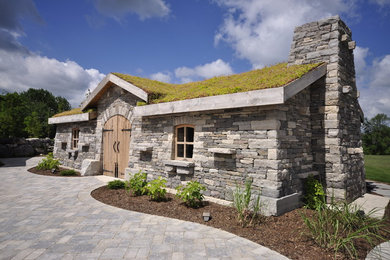 Design ideas for a traditional courtyard landscaping in Toronto.