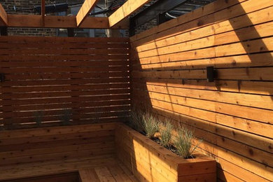 Idée de décoration pour une terrasse en bois arrière craftsman de taille moyenne avec aucune couverture.