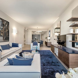 Idéer för funkis allrum med öppen planlösning, med en fristående TV, grå väggar, ljust trägolv och beiget golv