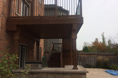 Ejemplo de terraza moderna grande sin cubierta en patio trasero con barandilla de madera