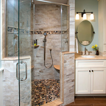 Cozy Traditional Master Bathroom