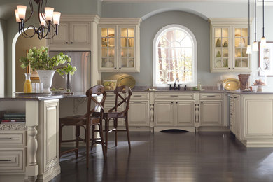 Example of a classic kitchen design in New York