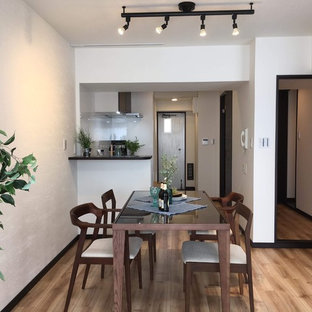 東京23区のモダンスタイルのLDKの画像 (塗装フローリング、茶色い床)