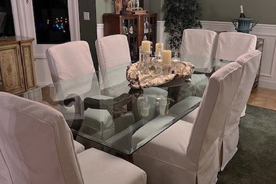 Example of a classic dining room design in San Diego