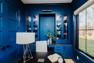 Идея дизайна: кабинет среднего размера в стиле рустика с синими стенами, светлым паркетным полом и отдельно стоящим рабочим столом