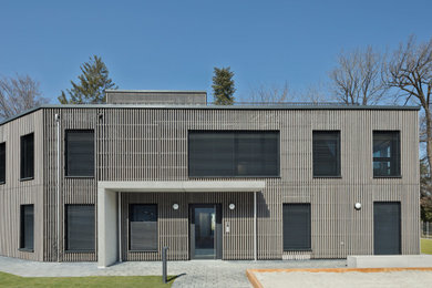 Zweistöckige Moderne Holzfassade Haus mit Verschalung in München