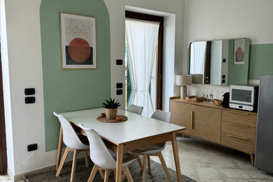 Ispirazione per una sala da pranzo minimalista con pareti verdi, pavimento in marmo e pavimento grigio