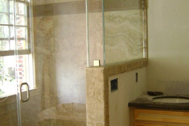 Modelo de cuarto de baño tradicional con ducha esquinera