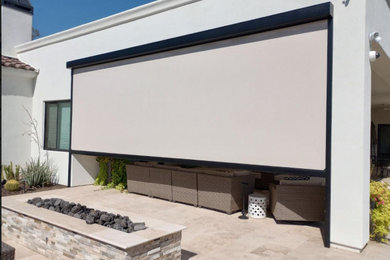 Ejemplo de patio moderno extra grande sin cubierta en patio trasero