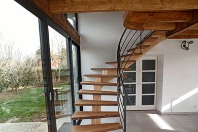 Staircase - cottage staircase idea in Grenoble