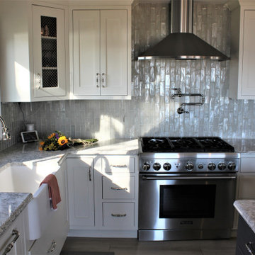 Starmark Insert Kitchen in Mackay Dove (Perimeter) and Peppercorn (Island)