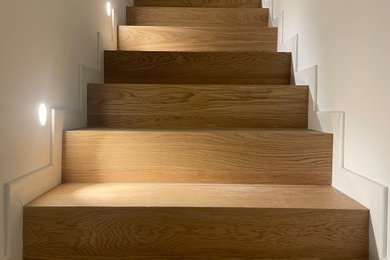 Foto di una piccola scala a "U" contemporanea con pedata in legno e alzata in legno
