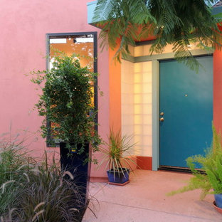 Inredning av en eklektisk ingång och ytterdörr, med en enkeldörr och en blå dörr