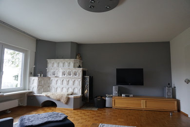 Retro Wohnzimmer mit Eckkamin und gefliester Kaminumrandung in Frankfurt am Main