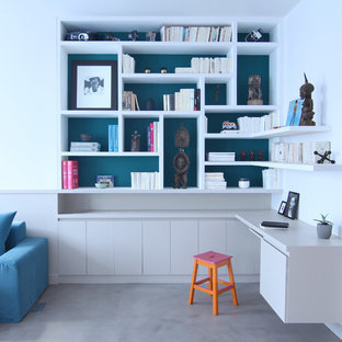 Photo of a modern home office and library in Paris.