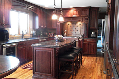 Elegant kitchen photo in Chicago