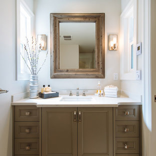 Kleines Shabby-Look Badezimmer En Suite mit Unterbauwaschbecken, Schrankfronten im Shaker-Stil, Mineralwerkstoff-Waschtisch, Duschnische, beigefarbenen Fliesen, Porzellanfliesen, weißer Wandfarbe, Porzellan-Bodenfliesen und braunen Schränken in Vancouver