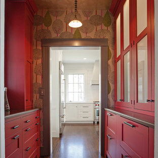 Idée de décoration pour une arrière-cuisine tradition avec un sol en bois foncé et des portes de placard rouges.
