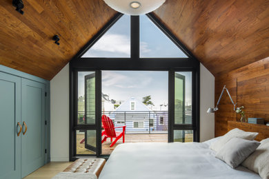 Diseño de dormitorio principal actual de tamaño medio con paredes multicolor, suelo de madera clara, madera y madera