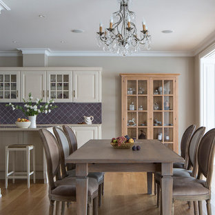 Свежая идея для дизайна: гостиная-столовая в стиле современная классика с серыми стенами и паркетным полом среднего тона - отличное фото интерьера