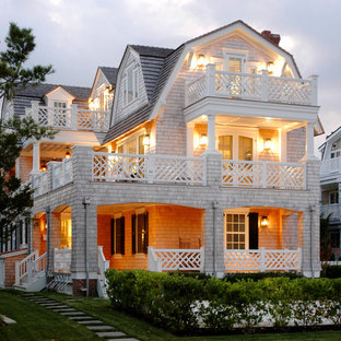 Klassisk inredning av ett stort hus, med tre eller fler plan och mansardtak