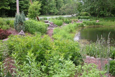 Inspiration for a farmhouse landscaping in New York.