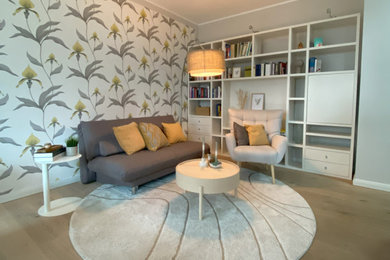 Mittelgroßes, Offenes Nordisches Wohnzimmer mit grauer Wandfarbe, hellem Holzboden und Tapetenwänden in Hamburg