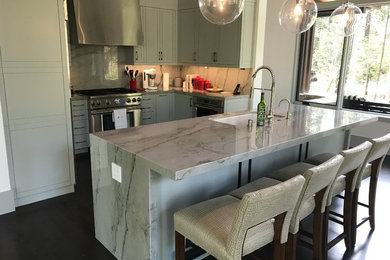 Example of a classic kitchen design in Sacramento
