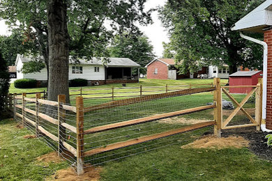 Foto de jardín rural de tamaño medio en patio trasero con portón y con madera