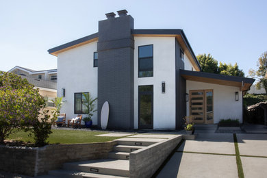 Coastal white stucco house exterior idea in Los Angeles