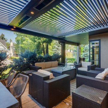 Adjustable Pergola Outdoor Seating/Dinning Area with Phantom Screens