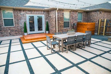 オースティンにある高級な中くらいなコンテンポラリースタイルのおしゃれな裏庭のテラス (コンクリート敷き	) の写真