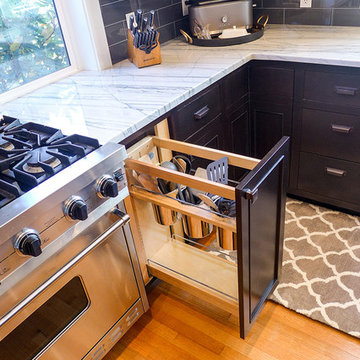 Slide-out utensil rack right at hand