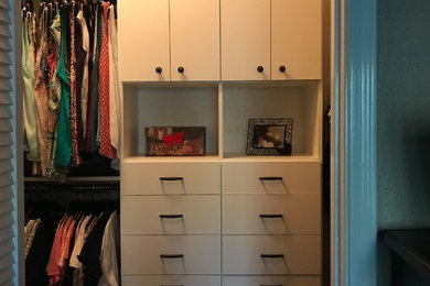 Modelo de armario vestidor unisex clásico de tamaño medio con armarios con paneles lisos y puertas de armario blancas