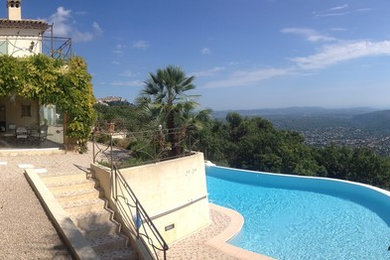 Exemple d'une piscine moderne.
