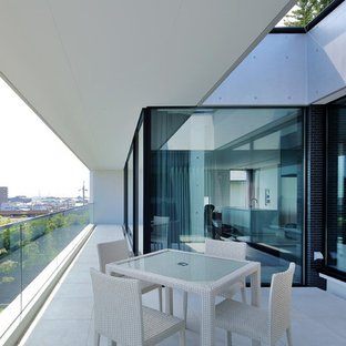 他の地域のモダンスタイルのおしゃれなテラス・中庭 (張り出し屋根) の写真