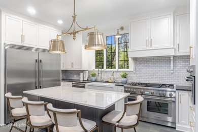 Kitchen - traditional kitchen idea in New Orleans