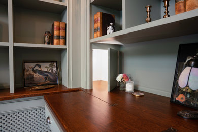 Diseño de despacho tradicional de tamaño medio con paredes grises, moqueta, todas las chimeneas, marco de chimenea de yeso, escritorio empotrado, suelo beige, papel pintado y papel pintado