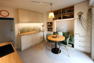 Kleine Moderne Küche mit Laminat-Arbeitsplatte, Küchengeräten aus Edelstahl und grauem Boden in Frankfurt am Main