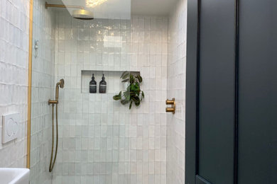 Foto de cuarto de baño único y gris y blanco minimalista de tamaño medio con ducha abierta, sanitario de pared, baldosas y/o azulejos de cemento, paredes blancas, suelo de pizarra, aseo y ducha, lavabo suspendido, suelo gris y ducha abierta