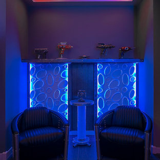 フェニックスの大きいモダンスタイルのおしゃれなホームバー (アンダーカウンターシンク、フラットパネル扉のキャビネット、グレーのキャビネット、御影石カウンター、黒いキッチンパネル、石スラブのキッチンパネル、磁器タイルの床、グレーの床) の写真