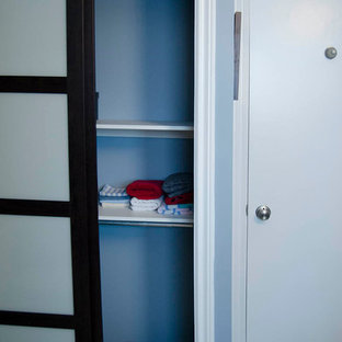 Idee per una piccola stanza da bagno con doccia moderna con lavabo rettangolare, ante lisce, ante in legno bruno, top in quarzite, vasca ad angolo, vasca/doccia, WC monopezzo, piastrelle bianche, piastrelle in ceramica, pareti blu e pavimento in gres porcellanato