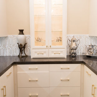 Idéer för att renovera ett stort vintage brun brunt kök, med släta luckor, vita skåp, bänkskiva i kvarts, grått stänkskydd, stänkskydd i marmor, mörkt trägolv och svart golv