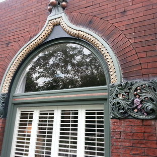 Удачное сочетание для дизайна помещения: большой, трехэтажный фасад многоквартирного дома бежевого цвета в викторианском стиле с облицовкой из кирпича и плоской крышей - самое интересное для вас